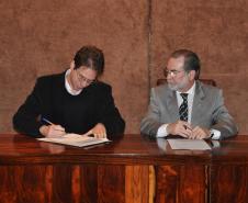 Representantes da Base Sólida Equipamentos assinam contrato da linha Inovacred com a Fomento Paraná.