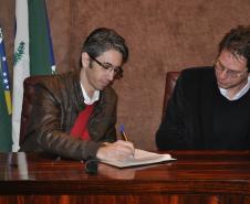 Representantes da Base Sólida Equipamentos assinam contrato da linha Inovacred com a Fomento Paraná.