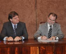 Representantes da WNI Equipamentos Eletrônicos assinam contrato da linha Inovacred com a Fomento Paraná.
