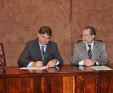 Representantes da WNI Equipamentos Eletrônicos assinam contrato da linha Inovacred com a Fomento Paraná.