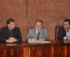Representantes da Mais Empresas Telecomunicações assinam contrato da linha Inovacred com a Fomento Paraná.