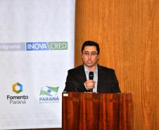 Representantes da Innovare Química do Brasil assinam contrato da linha Inovacred com a Fomento Paraná.