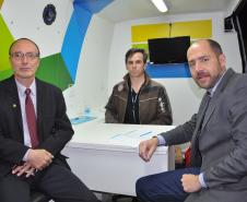 Encontro faz parte de uma ação da Associação Comercial do Paraná e da Fomento Paraná para divulgar serviços para melhorar a gestão das empresas, bem como linhas de crédito de baixo custo, para investimentos e melhorias. Na imagem, o presidente da Associação Comercial do Capão Raso, Claudio Turin, e o gerente de Relações Institucionais da Fomento Paraná, Paulo Morva Martins, conversam sobre linhas de crédito na van da Fomento Paraná.