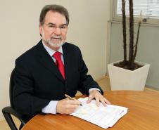 A Fomento Paraná deve alcançar R$ 2 bilhões em contratações de financiamentos entre 2015 e 2018. Um dos principais instrumentos de apoio financeiro para municípios e empresários de micro e pequeno porte do Estado, a instituição estima que, desse total, o setor público deve responder por R$ 1,2 bilhão e o setor privado por R$ 800 milhões, dos quais R$ 200 milhões no microcrédito. 