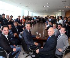 Asfalto, praças, galerias pluviais e ciclovias estão entre as melhorias que os municípios irão fazer, com recursos financiados pelo Governo do Estado. Na solenidade, realizada no Palácio Iguaçú, 11 prefeituras assinaram contratos para novos financiamentos. Curitiba 10/8/2015.