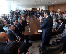 Asfalto, praças, galerias pluviais e ciclovias estão entre as melhorias que os municípios irão fazer, com recursos financiados pelo Governo do Estado. Na solenidade, realizada no Palácio Iguaçú, 11 prefeituras assinaram contratos para novos financiamentos. Curitiba 10/8/2015.