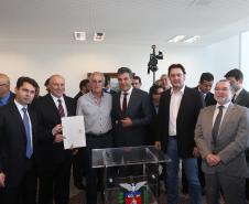Asfalto, praças, galerias pluviais e ciclovias estão entre as melhorias que os municípios irão fazer, com recursos financiados pelo Governo do Estado. Na solenidade, realizada no Palácio Iguaçú, 11 prefeituras assinaram contratos para novos financiamentos. Curitiba 10/8/2015.