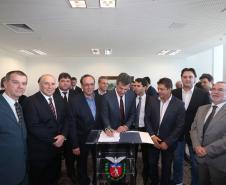 Asfalto, praças, galerias pluviais e ciclovias estão entre as melhorias que os municípios irão fazer, com recursos financiados pelo Governo do Estado. Na solenidade, realizada no Palácio Iguaçú, 11 prefeituras assinaram contratos para novos financiamentos. Curitiba 10/8/2015.