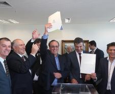 Asfalto, praças, galerias pluviais e ciclovias estão entre as melhorias que os municípios irão fazer, com recursos financiados pelo Governo do Estado. Na solenidade, realizada no Palácio Iguaçú, 11 prefeituras assinaram contratos para novos financiamentos. Curitiba 10/8/2015.