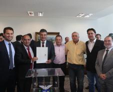 Asfalto, praças, galerias pluviais e ciclovias estão entre as melhorias que os municípios irão fazer, com recursos financiados pelo Governo do Estado. Na solenidade, realizada no Palácio Iguaçú, 11 prefeituras assinaram contratos para novos financiamentos. Curitiba 10/8/2015.
