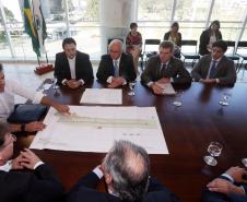 Governador Beto Richa assina termo para desapropriações no entorno do aeroporto de Londrina.Curitiba, 12/08/2015.Foto: Orlando Kissner/ANPr