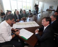 Governador Beto Richa assina termo para desapropriações no entorno do aeroporto de Londrina.Curitiba, 12/08/2015.Foto: Orlando Kissner/ANPr