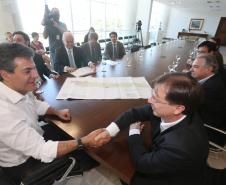 Governador Beto Richa assina termo para desapropriações no entorno do aeroporto de Londrina.Curitiba, 12/08/2015.Foto: Orlando Kissner/ANPr