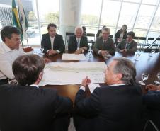 Governador Beto Richa assina termo para desapropriações no entorno do aeroporto de Londrina.Curitiba, 12/08/2015.Foto: Orlando Kissner/ANPr