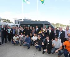 A nova linha de financiamento foi lançada em evento com a presença do governador Beto Richa. O crédito é destinado a micro e pequenos empreendedores para compra de veículos novos. Richa disse que a medida irá ajudar os empreendedores, melhorar as condições de trabalho dos transportadores e garantir segurança aos estudantes e turistas.