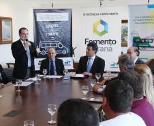 A nova linha de financiamento foi lançada em evento com a presença do governador Beto Richa. O crédito é destinado a micro e pequenos empreendedores para compra de veículos novos. Richa disse que a medida irá ajudar os empreendedores, melhorar as condições de trabalho dos transportadores e garantir segurança aos estudantes e turistas.