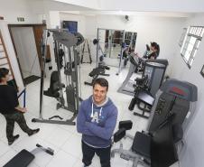 O empreendedor Alan José da Rosa, proprietário do Studio Personnalise, com as alunas.