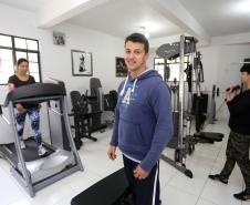 O empreendedor Alan José da Rosa, proprietário do Studio Personnalise, com as alunas na mini-academia.