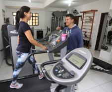 A aluna Sirlei Degerone e Alan José da Rosa, proprietário do Studio Personnalise.
