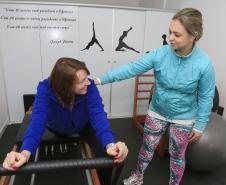 A aluna de Pilates, Elisabete Neves, e a sócia do Studio, Daniele da Rosa.