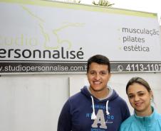 O casal de empreendedores Daniele da Rosa e Alan José da Rosa montou um estúdio para atividades físicas com apoio da Fomento Paraná.