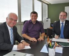 O prefeito de São Miguel do Iguaçu, Claudiomiro da Costa Dutra, assinou um contrato de financiamento com a Fomento Paraná, nesta terça-feira (15/9), para o projeto de recuperação estrutural do prédio do Paço Municipal Abel Bez Batti. Os recursos, no valor de R$ 1,05 milhão, são do Sistema de Financiamento aos Municípios (SFM).