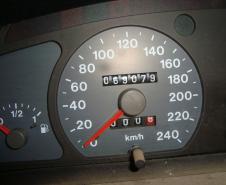 Automóvel Fiat Tempra Ouro 16 V, a gasolina, ano 1995, cor azul, Renavam 64.056015-6, chassi 9BD159000S9130499, 127cv, placa AOO-6600. SID nº 13.347.856-6. Obs.: veículo em estado ruim de conservação. Preço mínimo: 2.208,00