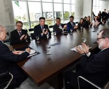 Governador em exercício Deputado Ademar Traiano, acompanhado pelo, presidente da Fomento Paraná, Juraci Barbosa, o Secretário de Comunicação, Paulino Viapiana, Diretor de Pesquisa e Desenvolvimento da Dexter, Milton Isac Braida, Diretor Comercial da Dexter, Carlos Anacleto Oleas, Diretor Executivo da Dexter, Ricardo Frederico, durante assinatura de contrato de financiamento da linha Inovacred com a empesa Dexter Latina.
Curitiba, 14/10/2015.