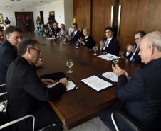 Governador em exercício Deputado Ademar Traiano, acompanhado pelo, presidente da Fomento Paraná, Juraci Barbosa, o Secretário de Comunicação, Paulino Viapiana, Diretor de Pesquisa e Desenvolvimento da Dexter, Milton Isac Braida, Diretor Comercial da Dexter, Carlos Anacleto Oleas, Diretor Executivo da Dexter, Ricardo Frederico, durante assinatura de contrato de financiamento da linha Inovacred com a empesa Dexter Latina.
Curitiba, 14/10/2015.