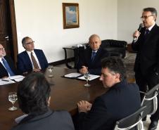 Governador em exercício Deputado Ademar Traiano, acompanhado pelo, presidente da Fomento Paraná, Juraci Barbosa, o Secretário de Comunicação, Paulino Viapiana, Diretor de Pesquisa e Desenvolvimento da Dexter, Milton Isac Braida, Diretor Comercial da Dexter, Carlos Anacleto Oleas, Diretor Executivo da Dexter, Ricardo Frederico, durante assinatura de contrato de financiamento da linha Inovacred com a empesa Dexter Latina.
Curitiba, 14/10/2015.