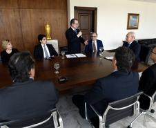 Governador em exercício Deputado Ademar Traiano, acompanhado pelo, presidente da Fomento Paraná, Juraci Barbosa, o Secretário de Comunicação, Paulino Viapiana, Diretor de Pesquisa e Desenvolvimento da Dexter, Milton Isac Braida, Diretor Comercial da Dexter, Carlos Anacleto Oleas, Diretor Executivo da Dexter, Ricardo Frederico, durante assinatura de contrato de financiamento da linha Inovacred com a empesa Dexter Latina.
Curitiba, 14/10/2015.