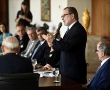 Governador em exercício Deputado Ademar Traiano, acompanhado pelo, presidente da Fomento Paraná, Juraci Barbosa, o Secretário de Comunicação, Paulino Viapiana, Diretor de Pesquisa e Desenvolvimento da Dexter, Milton Isac Braida, Diretor Comercial da Dexter, Carlos Anacleto Oleas, Diretor Executivo da Dexter, Ricardo Frederico, durante assinatura de contrato de financiamento da linha Inovacred com a empesa Dexter Latina.
Curitiba, 14/10/2015.