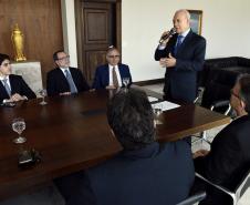 Governador em exercício Deputado Ademar Traiano, acompanhado pelo, presidente da Fomento Paraná, Juraci Barbosa, o Secretário de Comunicação, Paulino Viapiana, Diretor de Pesquisa e Desenvolvimento da Dexter, Milton Isac Braida, Diretor Comercial da Dexter, Carlos Anacleto Oleas, Diretor Executivo da Dexter, Ricardo Frederico, durante assinatura de contrato de financiamento da linha Inovacred com a empesa Dexter Latina.
Curitiba, 14/10/2015.