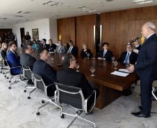 Governador em exercício Deputado Ademar Traiano, acompanhado pelo, presidente da Fomento Paraná, Juraci Barbosa, o Secretário de Comunicação, Paulino Viapiana, Diretor de Pesquisa e Desenvolvimento da Dexter, Milton Isac Braida, Diretor Comercial da Dexter, Carlos Anacleto Oleas, Diretor Executivo da Dexter, Ricardo Frederico, durante assinatura de contrato de financiamento da linha Inovacred com a empesa Dexter Latina.
Curitiba, 14/10/2015.