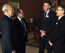 Governador em exercício Deputado Ademar Traiano, acompanhado pelo, presidente da Fomento Paraná, Juraci Barbosa, o Secretário de Comunicação, Paulino Viapiana, Diretor de Pesquisa e Desenvolvimento da Dexter, Milton Isac Braida, Diretor Comercial da Dexter, Carlos Anacleto Oleas, Diretor Executivo da Dexter, Ricardo Frederico, durante assinatura de contrato de financiamento da linha Inovacred com a empesa Dexter Latina.
Curitiba, 14/10/2015.