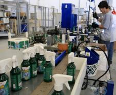 Linha de produção da DEXTER LATINA, que produz o multi-inseticida STRAIK, que mata as larvas do mosquito da dengue. Curitiba, 30-07-15.