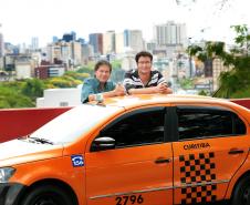 O taxista Artur Ergang, com o filho Márcio, que também é taxista em Curitiba. Artur foi o primeiro financiado pela linha Banco do Empreendedor Taxistas, em 2013. De lá pra cá, além de Márcio, outro filho, Fernando, também entrou na profissão e tem carro financiado pela Fomento Paraná. Foto: Julio Cesar Souza. Curitiba 27/10/2015.