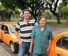 O taxista Artur Ergang, com o filho Márcio, que também é taxista em Curitiba. Artur foi o primeiro financiado pela linha Banco do Empreendedor Taxistas, em 2013. De lá pra cá, além de Márcio, outro filho, Fernando, também entrou na profissão e tem carro financiado pela Fomento Paraná. Foto: Julio Cesar Souza. Curitiba 27/10/2015.