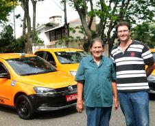 O taxista Artur Ergang, com o filho Márcio, que também é taxista em Curitiba. Artur foi o primeiro financiado pela linha Banco do Empreendedor Taxistas, em 2013. De lá pra cá, além de Márcio, outro filho, Fernando, também entrou na profissão e tem carro financiado pela Fomento Paraná. 
