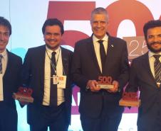 O diretor administrativo e financeiro, Heraldo Neves, participa da cerimônia de premiação do ranking empresarial Grandes Líderes - 500 Maiores do Sul, promovido pela revista Amanhã e realizado em Porto Alegre, na noite desta quinta-feira (5). A Fomento Paraná é primeiro lugar no ranking no quesito rentabilidade, entre empresas do setor financeiro, com 52,25% de rentabilidade sobre a receita líquida.