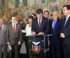 Governador Beto Richa, o presidente da Fomento Paraná, Juraci Barbosa, assinam contratos com municípios para financiar obras de infraestrutura e compra de equipamentos. Curitiba, 11/11/2015.