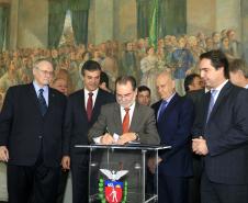 Governador Beto Richa, o presidente da Fomento Paraná, Juraci Barbosa, assinam contratos com municípios para financiar obras de infraestrutura e compra de equipamentos. Curitiba, 11/11/2015.
