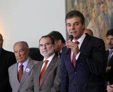 Governador Beto Richa, o presidente da Fomento Paraná, Juraci Barbosa, assinam contratos com municípios para financiar obras de infraestrutura e compra de equipamentos. Curitiba, 11/11/2015.