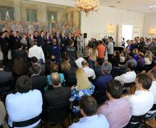 Governador Beto Richa, o presidente da Fomento Paraná, Juraci Barbosa, assinam contratos com municípios para financiar obras de infraestrutura e compra de equipamentos. Curitiba, 11/11/2015.
