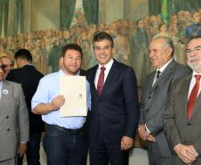 Governador Beto Richa, o presidente da Fomento Paraná, Juraci Barbosa, assinam contratos com municípios para financiar obras de infraestrutura e compra de equipamentos. Curitiba, 11/11/2015.