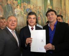 Governador Beto Richa, o presidente da Fomento Paraná, Juraci Barbosa, assinam contratos com municípios para financiar obras de infraestrutura e compra de equipamentos. Curitiba, 11/11/2015.