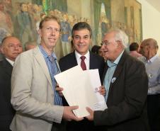 Governador Beto Richa, o presidente da Fomento Paraná, Juraci Barbosa, assinam contratos com municípios para financiar obras de infraestrutura e compra de equipamentos. Curitiba, 11/11/2015.