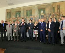 Governador Beto Richa, os presidentes da Fomento Paraná, Juraci Barbosa e do BRDE, Orlando Pessuti, assinam contratos de financiamento com duas empresas para projetos de inovação. Os contratos marcam o início da operação do Sistema Paranaense de Fomento (SPF), que tem linhas de crédito da Fomento Paraná e do BRDE para apoio a empresas e municípios. 