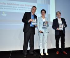 Juraci Barbosa, presidente da Fomento Paraná, Vitor Tioqueta, diretor superintendente do Sebrae/PR, Irene Viotti, autora do livro "Microcrédito - construindo histórias no Paraná", durante o Encontro Estadual de Agentes - Fomento Paraná e Sebrae/PR, em Foz do Iguaçu. 