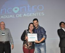 Agentes de crédito e desenvolvimento que tiveram atuação destacada no número de contratos de financiamento firmados no ano de 2015 nos respectivos municípios foram homenageados pela Fomento Paraná e o Sebrae/PR, durante o ENCONTRO ESTADUAL DE AGENTES, em Foz do Iguaçu, dias 16 e 17/11.
AGENTE DE DESTAQUE
* Municípios de 10 a 15 mil habitantes:  Alto Piquiri - agente Ivanilde Miranda Tomazini